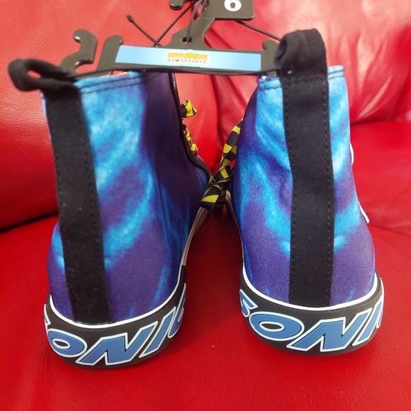 Kids High-Top Sneakers SONIC Sz 6 NEW WITH TAGS SEGA. (Bag C) - Picture 3 of 6